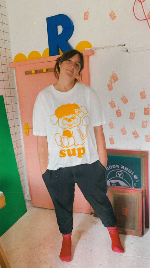 WOMAN WEARING AN OVERSIZED GRAPHIC T SHIRT